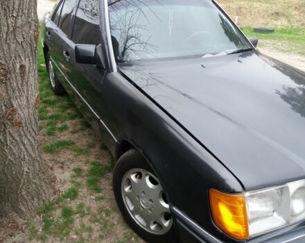 Черный Мерседес 230, объемом двигателя 2 л и пробегом 400 тыс. км за 1800 $, фото 2 на Automoto.ua