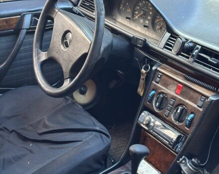 Черный Мерседес 230, объемом двигателя 2.3 л и пробегом 500 тыс. км за 1750 $, фото 6 на Automoto.ua