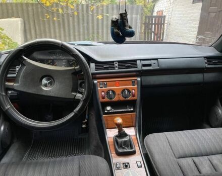 Чорний Мерседес 230, об'ємом двигуна 2.3 л та пробігом 508 тис. км за 1198 $, фото 10 на Automoto.ua