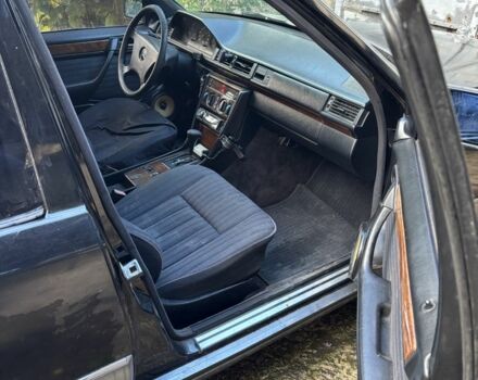 Черный Мерседес 230, объемом двигателя 2.3 л и пробегом 500 тыс. км за 1750 $, фото 5 на Automoto.ua