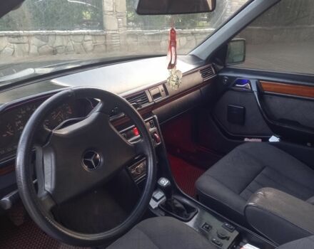 Черный Мерседес 230, объемом двигателя 2.3 л и пробегом 300 тыс. км за 2400 $, фото 11 на Automoto.ua