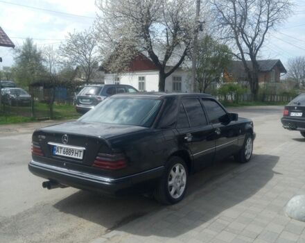 Черный Мерседес 230, объемом двигателя 2.3 л и пробегом 300 тыс. км за 2400 $, фото 6 на Automoto.ua