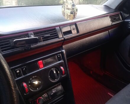 Черный Мерседес 230, объемом двигателя 2.3 л и пробегом 300 тыс. км за 2400 $, фото 9 на Automoto.ua