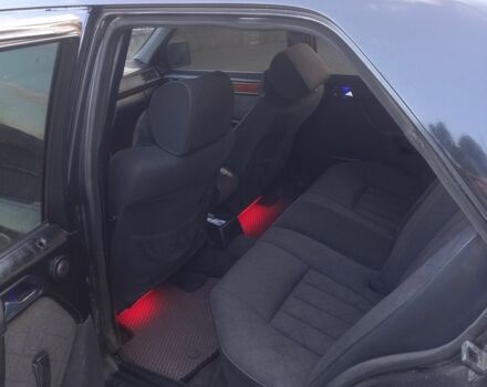 Черный Мерседес 230, объемом двигателя 2.3 л и пробегом 300 тыс. км за 2400 $, фото 8 на Automoto.ua