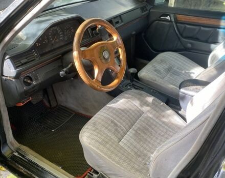 Чорний Мерседес 230, об'ємом двигуна 2.3 л та пробігом 3 тис. км за 1544 $, фото 6 на Automoto.ua
