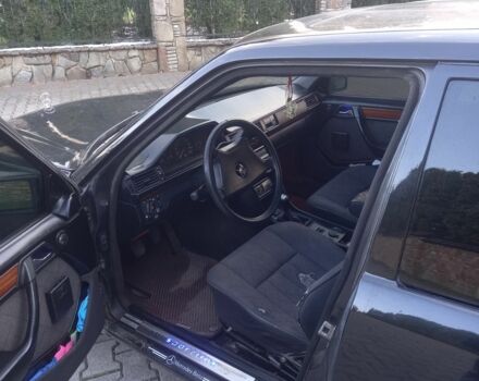 Черный Мерседес 230, объемом двигателя 2.3 л и пробегом 300 тыс. км за 2400 $, фото 7 на Automoto.ua