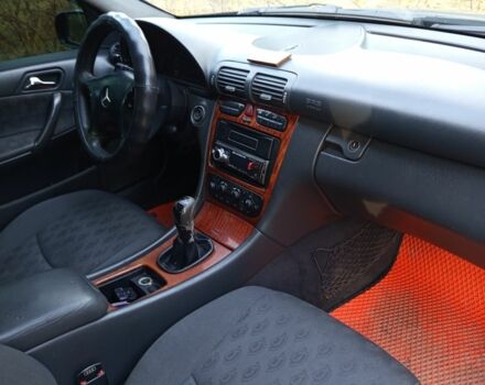 Черный Мерседес 230, объемом двигателя 1.8 л и пробегом 111 тыс. км за 4500 $, фото 4 на Automoto.ua