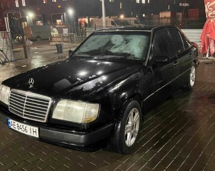 Черный Мерседес 230, объемом двигателя 2.6 л и пробегом 250 тыс. км за 2362 $, фото 1 на Automoto.ua