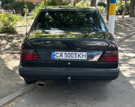 Черный Мерседес 230, объемом двигателя 2.3 л и пробегом 300 тыс. км за 2300 $, фото 1 на Automoto.ua