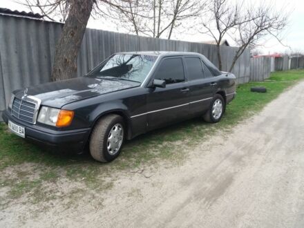 Черный Мерседес 230, объемом двигателя 2 л и пробегом 400 тыс. км за 1800 $, фото 1 на Automoto.ua