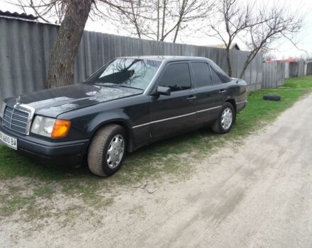 Чорний Мерседес 230, об'ємом двигуна 2 л та пробігом 400 тис. км за 1800 $, фото 1 на Automoto.ua