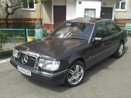 Мерседес 230 1990 в Киеве на Automoto.ua Черный Мерседес 230, объемом двигателя 2.3 л и пробегом 292 тыс. км за 6500 $, фото 1 на Automoto.ua