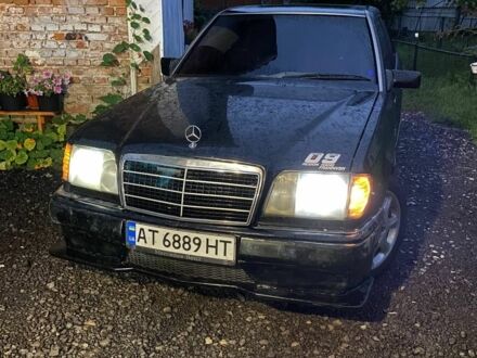 Черный Мерседес 230, объемом двигателя 2.3 л и пробегом 300 тыс. км за 2400 $, фото 1 на Automoto.ua