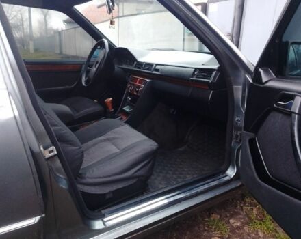 Серый Мерседес 230, объемом двигателя 2.3 л и пробегом 500 тыс. км за 2300 $, фото 5 на Automoto.ua