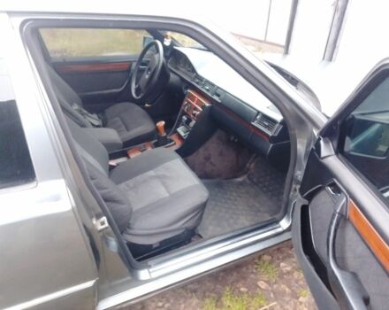 Серый Мерседес 230, объемом двигателя 2.3 л и пробегом 500 тыс. км за 2300 $, фото 6 на Automoto.ua