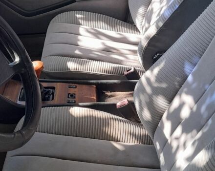 Серый Мерседес 230, объемом двигателя 2.3 л и пробегом 374 тыс. км за 1300 $, фото 1 на Automoto.ua