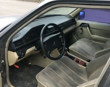 Серый Мерседес 230, объемом двигателя 2.3 л и пробегом 333 тыс. км за 1350 $, фото 4 на Automoto.ua