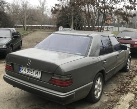 Серый Мерседес 230, объемом двигателя 2.3 л и пробегом 333 тыс. км за 1350 $, фото 2 на Automoto.ua