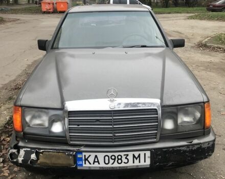 Серый Мерседес 230, объемом двигателя 2.3 л и пробегом 333 тыс. км за 1350 $, фото 6 на Automoto.ua