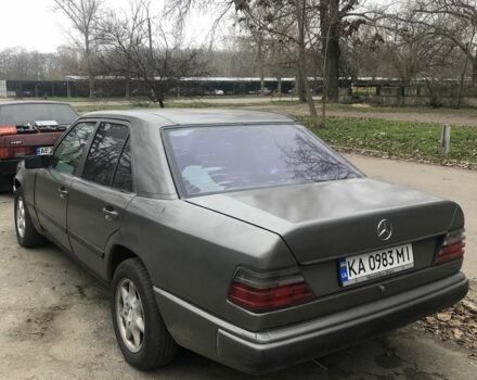 Серый Мерседес 230, объемом двигателя 2.3 л и пробегом 333 тыс. км за 1350 $, фото 3 на Automoto.ua