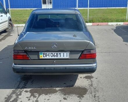 Серый Мерседес 230, объемом двигателя 2.3 л и пробегом 350 тыс. км за 2700 $, фото 3 на Automoto.ua