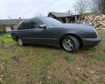 Сірий Мерседес 230, об'ємом двигуна 2.3 л та пробігом 420 тис. км за 1750 $, фото 1 на Automoto.ua