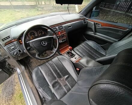 Сірий Мерседес 230, об'ємом двигуна 2.3 л та пробігом 420 тис. км за 1750 $, фото 5 на Automoto.ua