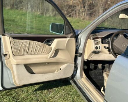 Серый Мерседес 230, объемом двигателя 2.3 л и пробегом 364 тыс. км за 2908 $, фото 6 на Automoto.ua