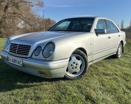 Серый Мерседес 230, объемом двигателя 2.3 л и пробегом 364 тыс. км за 2908 $, фото 7 на Automoto.ua