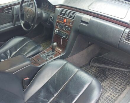 Серый Мерседес 230, объемом двигателя 2.3 л и пробегом 327 тыс. км за 2300 $, фото 6 на Automoto.ua