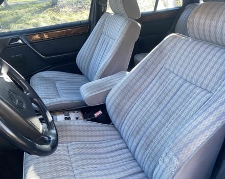 Серый Мерседес 230, объемом двигателя 2.3 л и пробегом 425 тыс. км за 3100 $, фото 10 на Automoto.ua