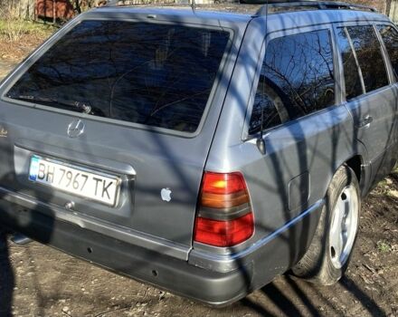 Серый Мерседес 230, объемом двигателя 2.3 л и пробегом 425 тыс. км за 3100 $, фото 4 на Automoto.ua