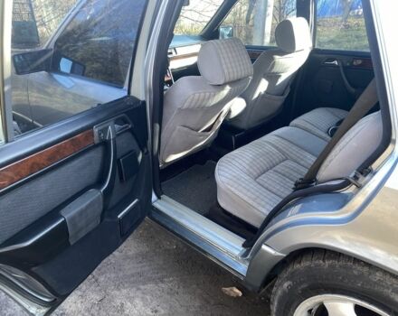 Серый Мерседес 230, объемом двигателя 2.3 л и пробегом 425 тыс. км за 3100 $, фото 7 на Automoto.ua