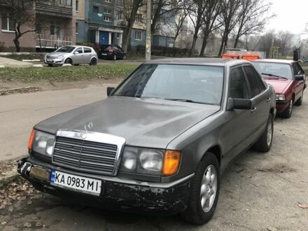 Серый Мерседес 230, объемом двигателя 2.3 л и пробегом 333 тыс. км за 1350 $, фото 1 на Automoto.ua