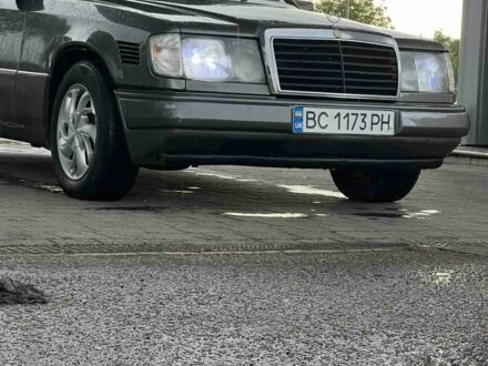 Мерседес 230 1990 в Самборе на Automoto.ua Серый Мерседес 230, объемом двигателя 2.3 л и пробегом 250 тыс. км за 1750 $, фото 1 на Automoto.ua