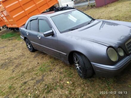 Серый Мерседес 230, объемом двигателя 2.2 л и пробегом 250 тыс. км за 2200 $, фото 1 на Automoto.ua