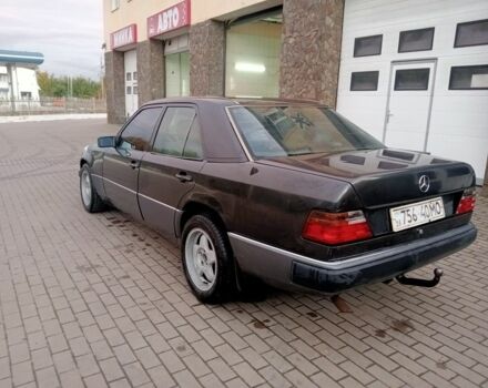 Синий Мерседес 230, объемом двигателя 2.3 л и пробегом 285 тыс. км за 1850 $, фото 2 на Automoto.ua