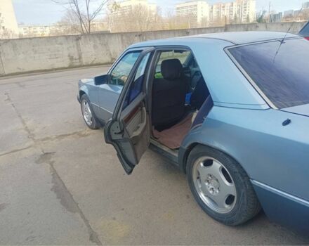 Синий Мерседес 230, объемом двигателя 2.3 л и пробегом 310 тыс. км за 2500 $, фото 4 на Automoto.ua