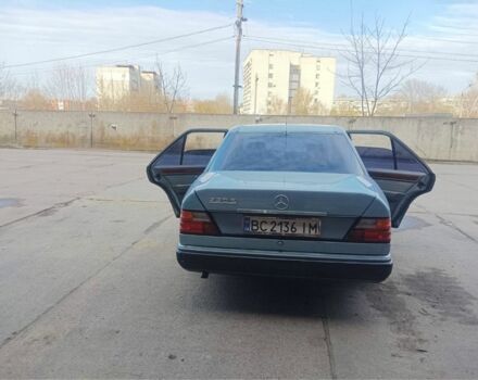 Синий Мерседес 230, объемом двигателя 2.3 л и пробегом 310 тыс. км за 2500 $, фото 1 на Automoto.ua