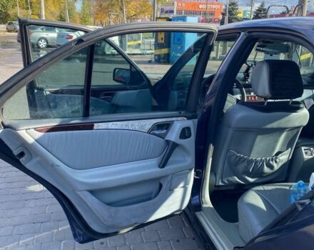 Синий Мерседес 230, объемом двигателя 2.3 л и пробегом 559 тыс. км за 3200 $, фото 7 на Automoto.ua