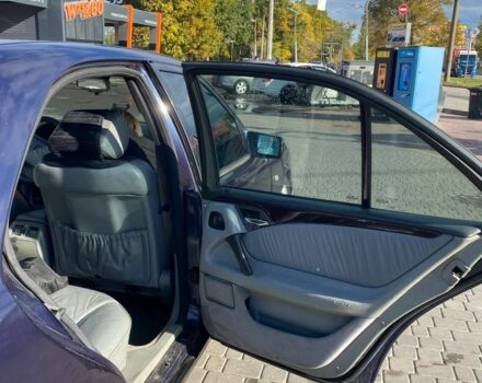 Синий Мерседес 230, объемом двигателя 2.3 л и пробегом 559 тыс. км за 3200 $, фото 5 на Automoto.ua