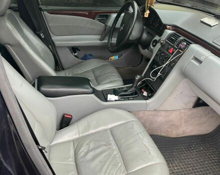 Синий Мерседес 230, объемом двигателя 2.3 л и пробегом 470 тыс. км за 1800 $, фото 10 на Automoto.ua