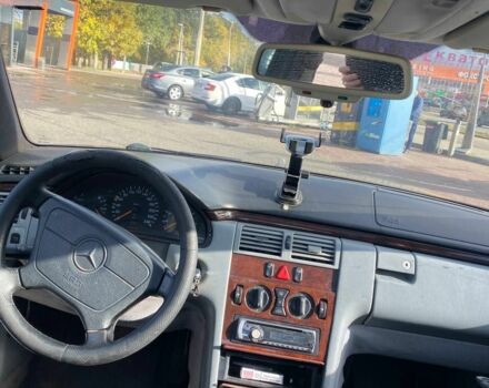 Синий Мерседес 230, объемом двигателя 2.3 л и пробегом 559 тыс. км за 3200 $, фото 3 на Automoto.ua