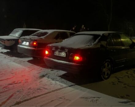 Синий Мерседес 230, объемом двигателя 2.3 л и пробегом 270 тыс. км за 2350 $, фото 4 на Automoto.ua