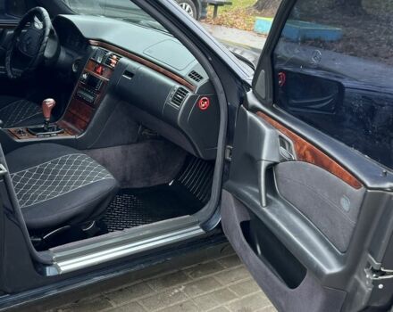 Синий Мерседес 230, объемом двигателя 2 л и пробегом 400 тыс. км за 2999 $, фото 6 на Automoto.ua