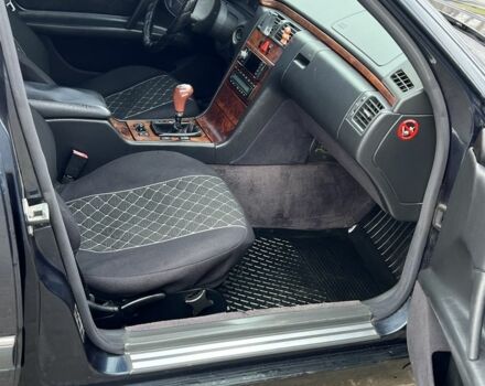 Синий Мерседес 230, объемом двигателя 2 л и пробегом 400 тыс. км за 2999 $, фото 7 на Automoto.ua