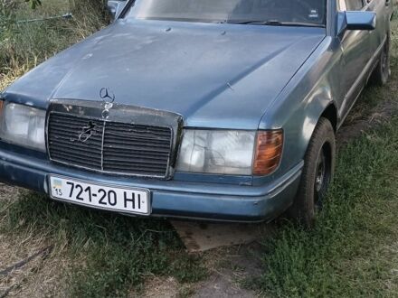 Мерседес 230 1991 в Шевченковом на Automoto.ua Синий Мерседес 230, объемом двигателя 2 л и пробегом 340 тыс. км за 601 $, фото 1 на Automoto.ua