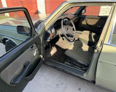 Зелений Мерседес 230, об'ємом двигуна 2.3 л та пробігом 340 тис. км за 550 $, фото 9 на Automoto.ua