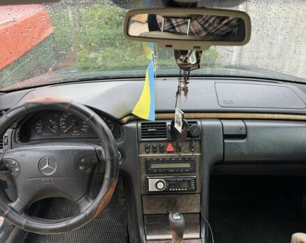 Зелений Мерседес 230, об'ємом двигуна 2.3 л та пробігом 367 тис. км за 3200 $, фото 4 на Automoto.ua