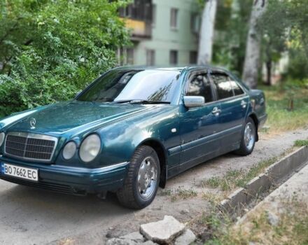 Зелений Мерседес 230, об'ємом двигуна 2.3 л та пробігом 500 тис. км за 2200 $, фото 1 на Automoto.ua